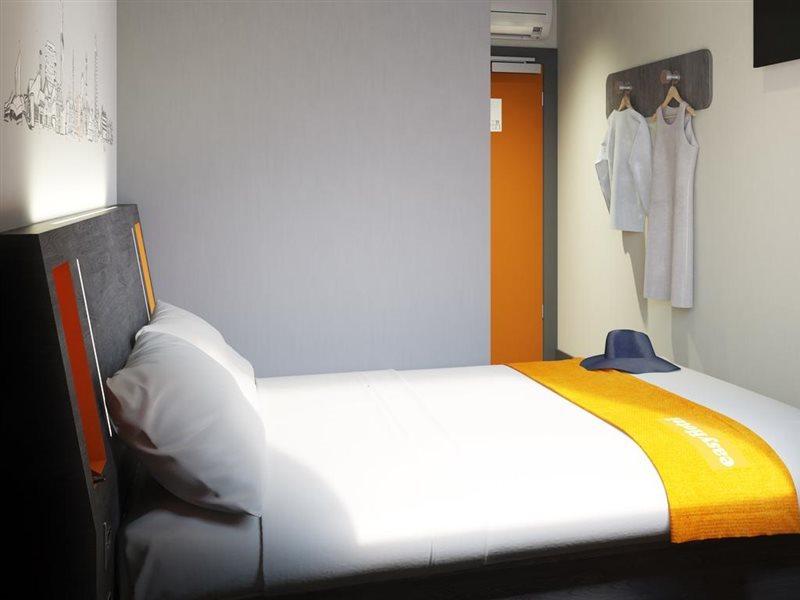 Easyhotel London City Shoreditch Екстериор снимка